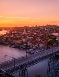 photo-1513735492246-483525079686